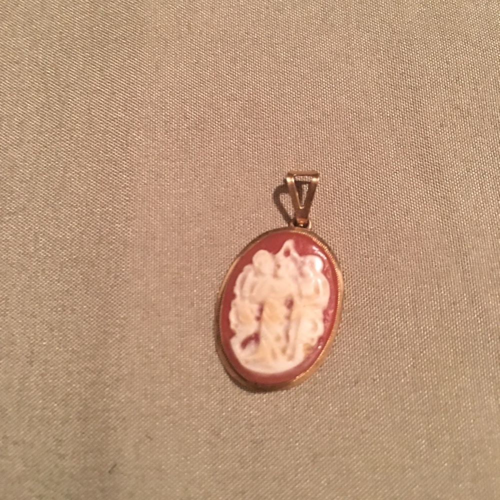 14kt solid yellow Gold Three sisters Cameo Pendant